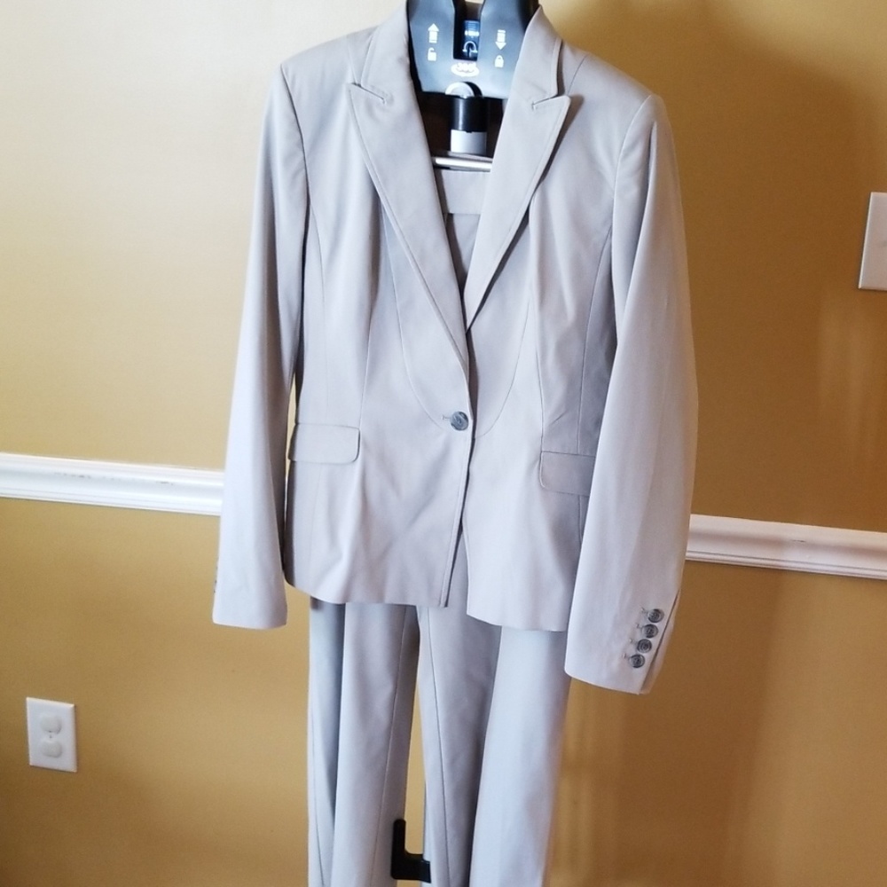 Ann Taylor suit 10 Curvy